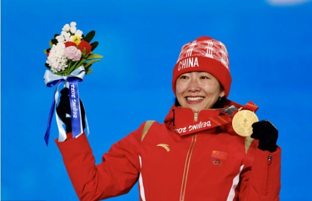 今天是球王贝利逝世一周年纪念日，FIFA官推晒照缅怀今天是巴西传奇球星贝利逝世一周年纪念日，国际足联官推也晒出球员年轻时的照片缅怀，配文写道：“我们跟这位足坛传奇说再见已经过去一年了。